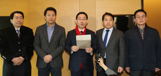 자유한국당 당권 출마를 선언한 안상수 의원(왼쪽부터), 오세훈 전 서울시장, 주호영, 심재철 , 정우택 의원이 10일 오전 여의도 한 호텔에서 긴급 회동을 한 뒤 공동 입장문을 발표하고 있다. 홍준표 전 대표는 전화 통화로 의견을 같이한다고 밝혀 공동 입장문에 함께 이름을 올렸다. 연합뉴스