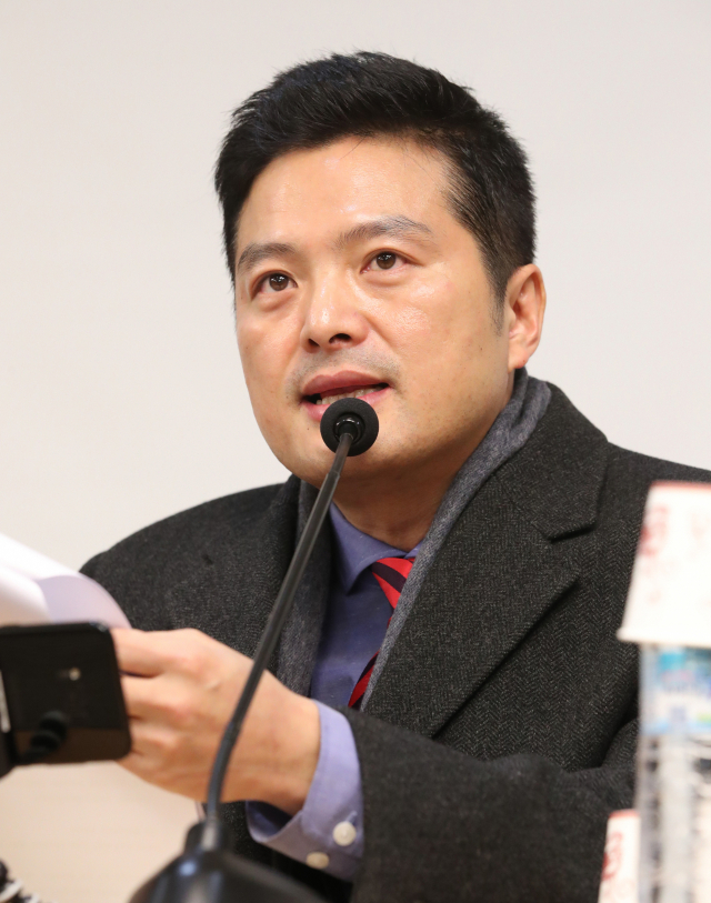 청와대 특별감찰반의 민간인 사찰 등 의혹을 제기한 김태우 전 수사관이 10일 국회 의원회관에서 추가 폭로를 하고 있다. 연합뉴스