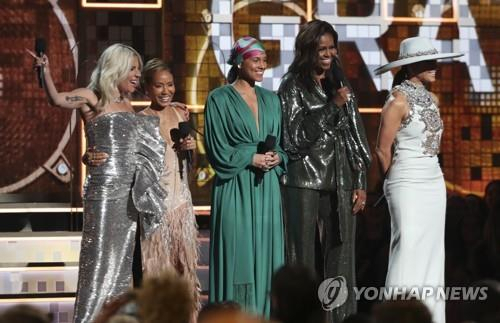 레이디 가가와 제이다 핀켓 스미스, 알리샤 키스, 미셸 오바마, 제니퍼 로페즈. 연합뉴스