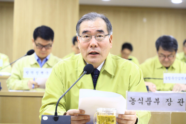이개호 농림축산식품부 장관이 11일 세종시 정부세종청사 농림축산식품부에서 열린 구제역 방역대책회의에서 전국 구제역 상황을 점검하고 있다. 농림축산식품부 제공