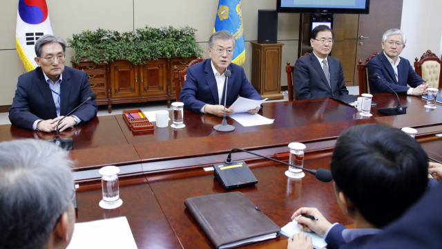 문재인 대통령이 11일 오후 청와대 여민관에서 열린 수석·보좌관 회의에서 발언하고 있다. 연합뉴스