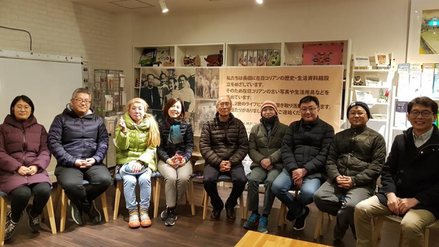 지난해 10월 일본 문을 연 대구·고베시민교류센터 개소식 때 시민과 직원과 함께 포즈를 취하고 있는 허영철 대표(오른쪽에서 세 번째)