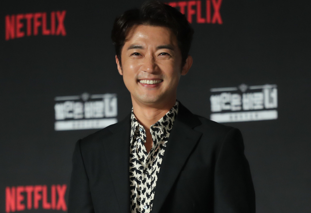 배우 안재욱이 지난 9일 오후 지방 일정을 마치고 숙소 옆 식당에서 술자리를 가진 후 10일 오전 서울로 향하던 중 음주운전 단속에 적발돼 면허 정지 처분을 받게 됐다고 11일 전했다. 사진은 2018년 4월 30일 넷플릭스 새 예능 