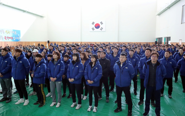 11일 오전 충북 진천 국가대표 선수촌에서 열린 2019년도 국가대표 훈련개시식에서 선수들이 2018 보람과 영광의 순간 영상을 보고 있다. 연합뉴스