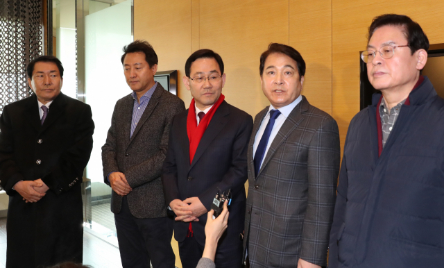 자유한국당 당권 출마를 선언한 안상수 의원(왼쪽부터), 오세훈 전 서울시장, 주호영, 심재철 , 정우택 의원이 10일 오전 여의도 한 호텔에서 긴급 회동을 한 뒤 공동 입장문을 발표하고 있다. 홍준표 전 대표는 전화 통화로 의견을 같이한다고 밝혀 공동 입장문에 함께 이름을 올렸다. 연합뉴스
