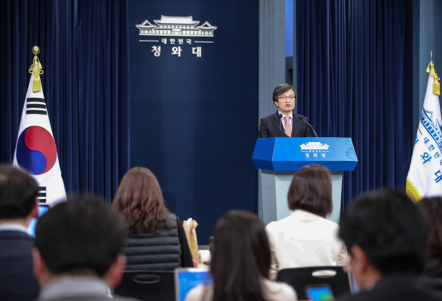 김의겸 청와대 대변인이 11일 오후 청와대 춘추관에서 자유한국당 추천 5·18조사위원 권태오·이동욱에 대한 재추천 요구를 발표하고 있다. 문재인 대통령은 2명의 한국당 추천 조사위원 임명을 거부했다. 청와대는 이와 관련한 공문을 국회로 보냈다고 김 대변인은 밝혔다. 연합뉴스