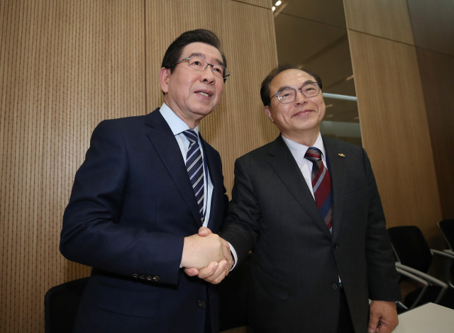11일 오후 충북 진천 국가대표선수촌에서 열린 대한체육회 대의원 총회에서 오거돈 부산시장(오른쪽)이 2032년 하계올림픽 유치 후보 도시로 선정된 서울시 박원순 시장을 축하하고 있다. 연합뉴스