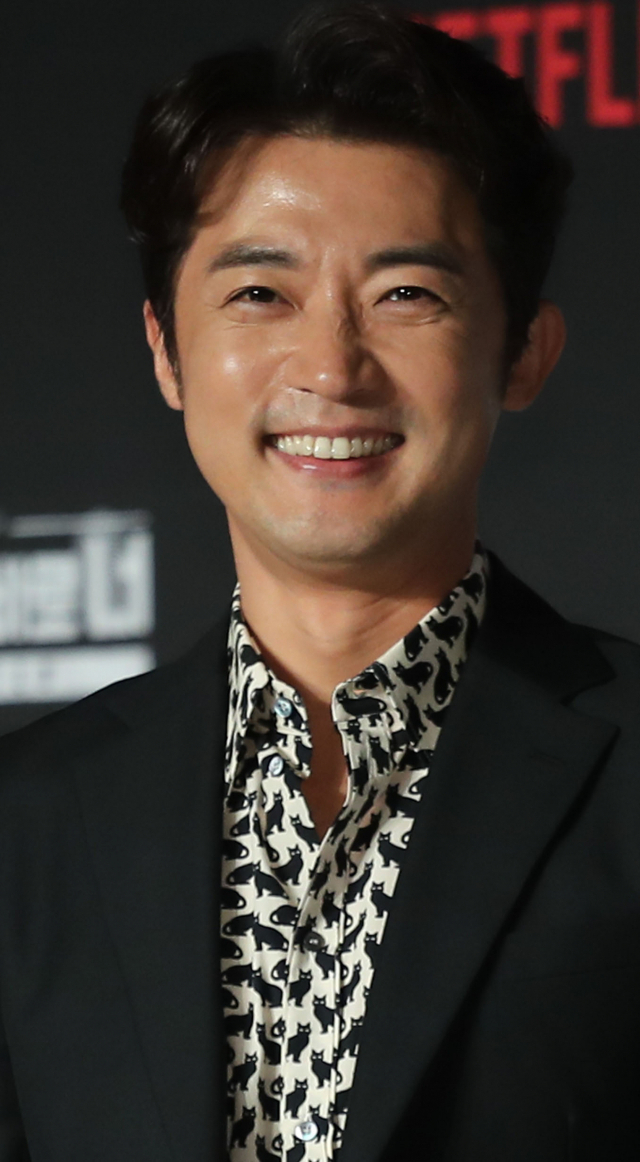 배우 안재욱이 지난 9일 오후 지방 일정을 마친 후 숙소 옆 식당에서 술자리를 가진 후 10일 오전 서울로 향하던 중 음주운전 단속에 적발돼 면허 정지 처분을 받게 됐다고 11일 전했다. 사진은 2018년 4월 30일 예능 제작발표회에서 포즈를 취하고 있는 모습. 연합뉴스