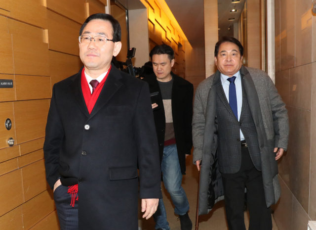 자유한국당 당권 출마를 선언한 주호영(왼쪽), 심재철(오른쪽) 의원이 10일 오전 여의도 한 호텔에서 오세훈 전 서울시장, 정우택, 안상수 의원과 긴급 회동을 한 뒤 회의장을 나서고 있다. 연합뉴스