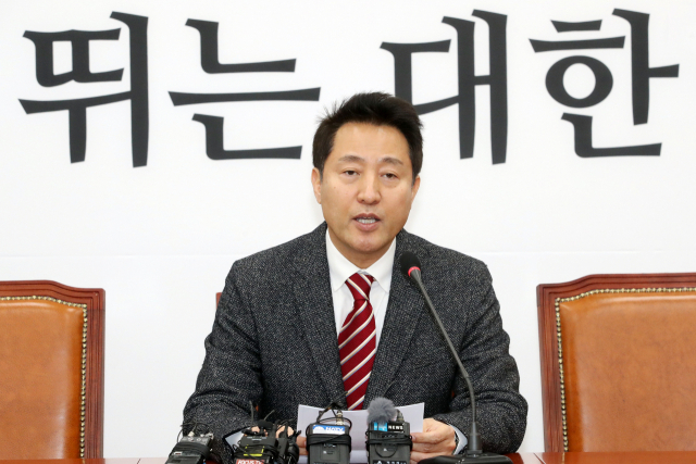 자유한국당 차기 지도부를 선출하는 2·27 전당대회 보이콧을 선언했었던 오세훈 전 서울시장이 12일 국회에서 입장 발표를 하고 있다. 연합뉴스