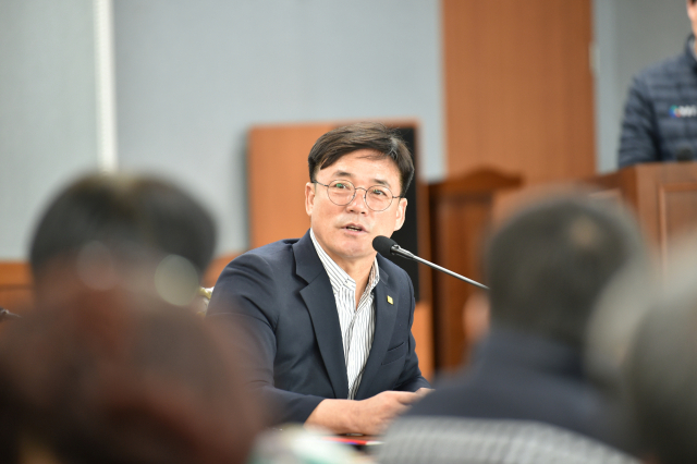 윤경희 청송군수가 12일 청송군 청송읍사무소에서 열린 