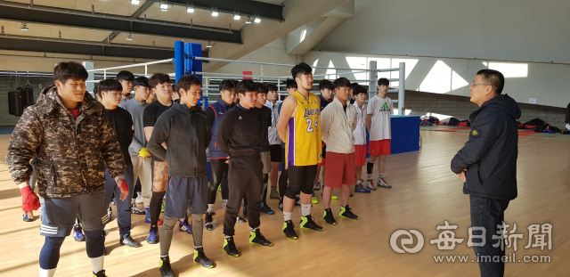전지훈련에 참여한 용인대 선수들이 훈련 시작을 앞두고 영주시 복싱협회 관계자에게 신고식을 하고 있다. 마경대 기자