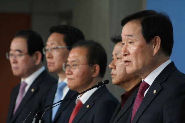 자유한국당 대구경북발전협의회 국회의원들이 12일 국회 정론관에서