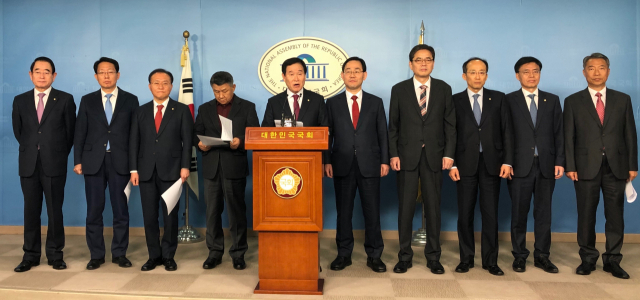 자유한국당 대구경북발전협의회 국회의원들이 12일 국회 정론관에서