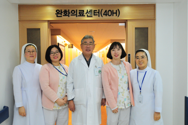 최근 보건복지부로부터 호스피스 전문기관으로 지정된 포항성모병원의 의료진.
