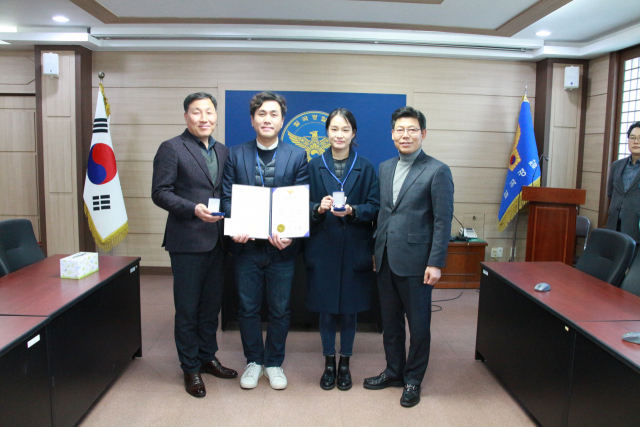 왼쪽부터 최창곤 칠곡경찰서 수사과장, 김형관·박지연 사이버팀 수사관, 이갑수 경북지방경찰청 수사과장. 칠곡경찰서 제공