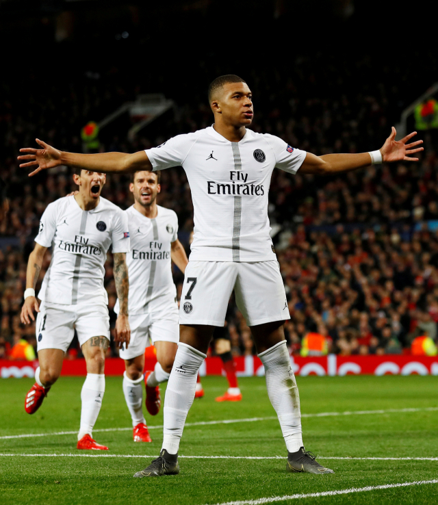 파리 생제르맹(PSG) 킬리안 음바페(오른쪽)가 12일(현지시간) 영국 맨체스터 올드 트래퍼드 경기장에서 열린 맨체스터 유나이티드(맨유)와의 2018-2019 유럽축구연맹(UEFA) 챔피언스리그 16강 1차전에서 팀의 두 번째 골을 넣은 뒤 기뻐하고 있다. PSG는 이날 선제골을 넣은 프레스넬 킴펨베와 추가 골을 터뜨린 음바페의 활약 속에 맨유를 2-0으로 꺾었다. 연합뉴스