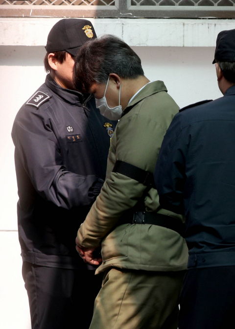 공직선거법 위반으로 구속 기소 된 자유한국당 이재만 전 최고위원이 13일 오후 대구지방법원에서 열린 1심 선고 공판을 마친 뒤 호송차에 탑승하고 있다. 이 전 최고위원은 지난해 6·13 지방선거를 앞두고 자유한국당 대구시장 후보 경선 과정에서 불법 여론조사에 관여한 혐의 등으로 구속돼 이날 징역 2년 6월을 선고받았다. 김영진 기자 kyjmaeil@imaeil.com