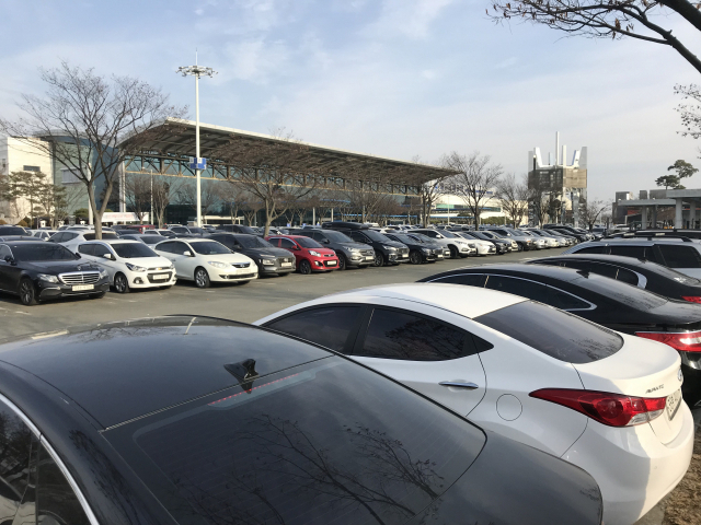 대구시가 택시업계 반발과 경제성 부족 등을 이유로 대구공항 접근성 개선에 사실상 손을 놓고 있다는 비판의 목소리가 높다. 대구공항 주차장에 차량이 가득 찬 모습. 매일신문DB