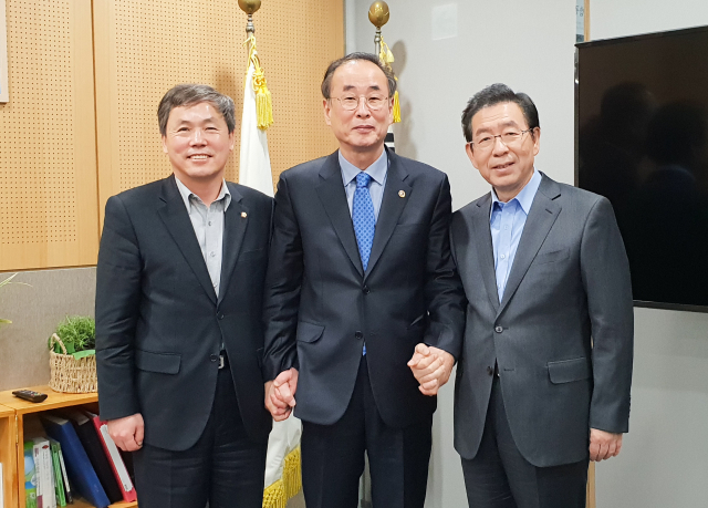 구미시와 서울시는 13일 상생 발전을 위한 우호교류협약을 체결했다. 장세용(가운데) 구미시장과 박원순(오른쪽) 서울시장이 협약식 후 기념촬영을 하고 있다. 구미시 제공
