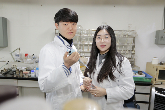 공동연구 논문을 국제 저명 저널에 게재한 영남대 화학과 4학년 허준녕 씨와 대학원 박사과정 도정연 씨. 영남대 제공