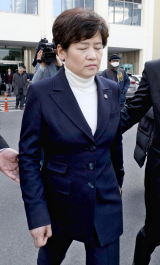 지방교육자치법 위반 혐의로 불구속 기소 된 강은희 대구시교육감이 13일 대구지방법원에서 열린 1심 선고 공판에서 당선무효형에 해당하는 벌금 200만원 판결을 받은 후 침통한 표정으로 법원을 나오고 있다. 김영진 기자 kyjmaeil@imaeil.com