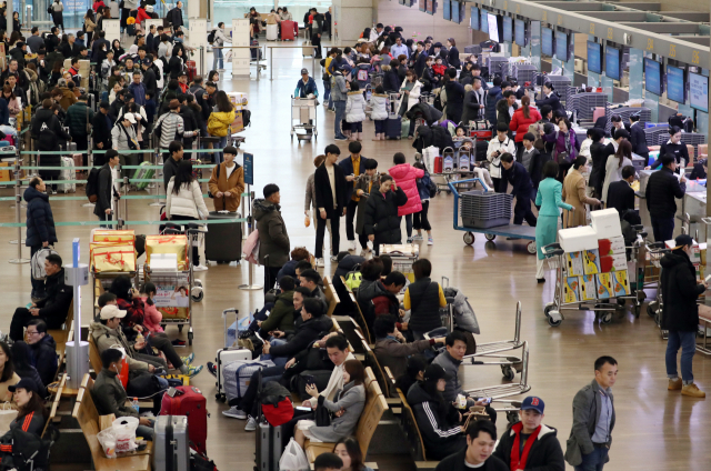 설 연휴를 앞둔 31일 오전 인천국제공항 출국장이 이용객들로 붐비기 시작하고 있다. 연합뉴스