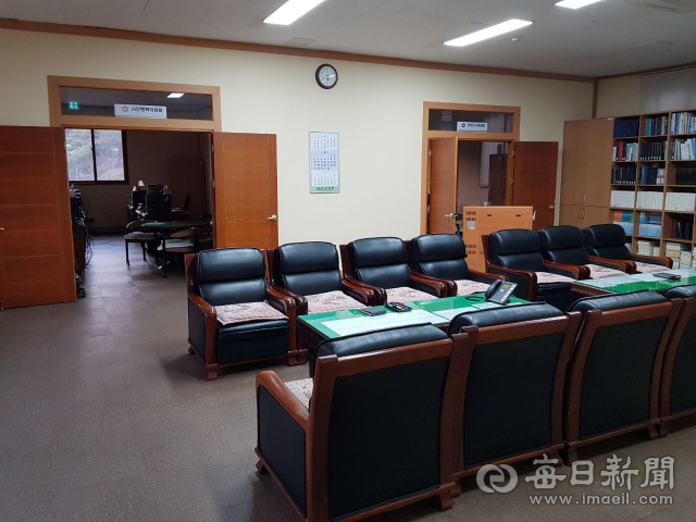 영주시의회가 기존 의원사무실을 9개 구역으로 나눠 의원별 개인사무실을 만들 방침이다. 사진은 현재 의원사무실 모습. 마경대 기자