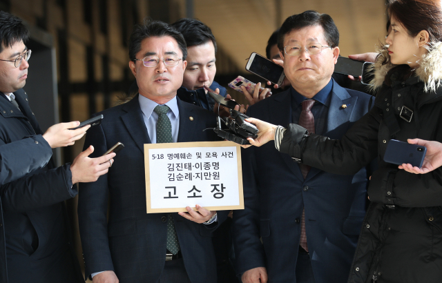 더불어민주당 설훈 의원과 민주평화당 최경환 의원이 14일 오전 서울 서초구 서울중앙지검에서 