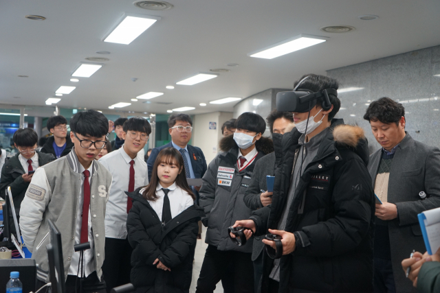 지난해 12월 대구소프트웨어고가 개최한 취업박람회에서 학생들이 기업 관계자들을 대상으로 직접 개발한 VR 프로그램을 선보이고 있다. 대구소프트웨어고 제공