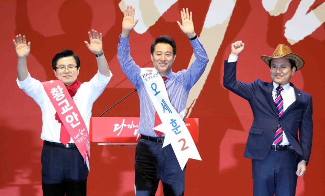 14일 오후 대전 한밭운동장 다목적체육관에서 열린 자유한국당 3차 전당대회 충청·호남권 합동연설회에서 당 대표 후보로 나선 황교안(왼쪽부터), 오세훈, 김진태 후보들이 당원들에게 인사하고 있다. 연합뉴스