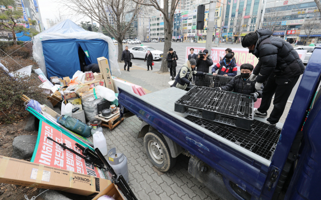 대검찰청 검찰수사심의위원회가 아사히글라스와 원청업체를 불법 파견 혐의 등으로 기소해야 한다는 의견을 내자 금속노조 아사히비정규직지회 노조원들이 14일 대구지방검찰청 앞에서 벌이던 농성을 풀고 천막을 철거하고 있다. 김영진 기자 kyjmaeil@imaeil.com