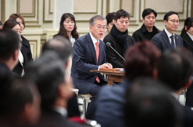 문재인 대통령이 14일 오전 청와대 영빈관에서 열린 자영업·소상공인과 대화에서 최저임금 인상 관련 발언을 하고 있다. 이날 만남은 중소·벤처기업, 대·중견기업, 혁신벤처기업에 이은 경제계와의 4번째 소통자리로 소상공인연합회 등 36개 관련 단체와 자영업자 등 총 160여 명이 참석했다. 연합뉴스
