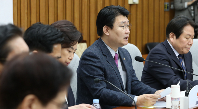 자유한국당 정용기 정책위의장이 15일 오전 국회에서 열린 원내대책회의에서 발언하고 있다. 연합뉴스