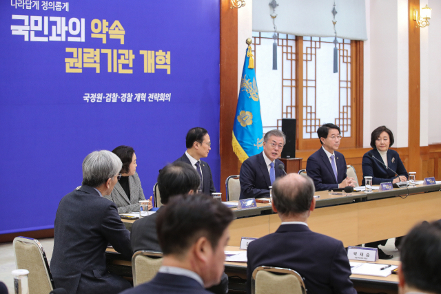 문재인 대통령이 15일 오전 청와대에서 열린 문 대통령, 국정원·검찰·경찰 개혁 전략회의에서 발언하고 있다. 이날 회의에서 문 대통령과 참석자들은 권력기관 개혁 작업 진행 상황을 점검한 뒤, 검경수사권 조정, 국정원법 개혁, 공수처 설치에 대한 의견을 논의했다. 연합뉴스