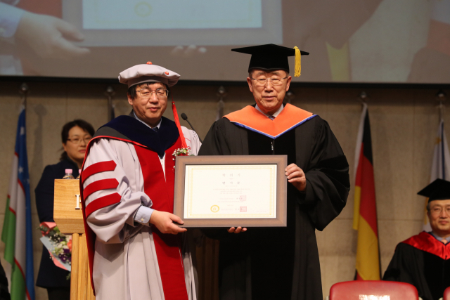 15일 포항 한동대 학위수여식에 참석한 반기문 전 유엔 사무총장이 명예 교육 공학박사 학위를 받고 있다. 배형욱 기자
