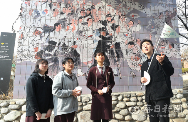 청라언덕 초입의 기념공간에는 대구 독립운동가들의 이름이 새겨진 기념벽이 있다. 그러나 34명의 이름 중 여성 독립운동가는 한 사람도 없다. 맞은편 3·1운동 기념벽화에 다수의 여성이 포함된 것과 대비된다. 성일권 기자 sungig@imaeil.com