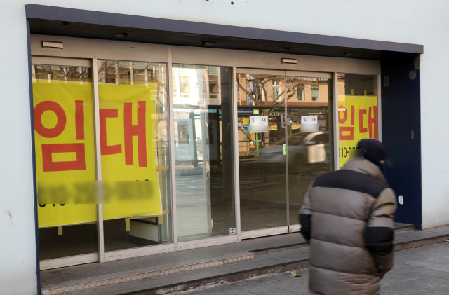 17일 나이스신용평가가 더불어민주당 최운열 의원에게 제출한 자료에 따르면 금융권에 빚을 진 자영업자는 지난해 말 현재 194만6천명, 이들의 빚은 432조2천억원이었다. 연합뉴스