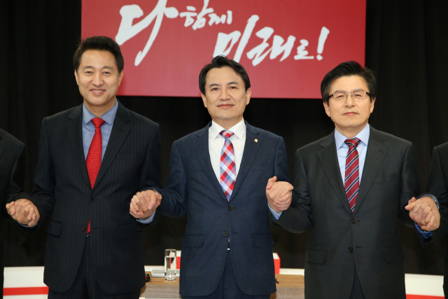 17일 오전 서울 금천구 호서대 벤처타워에서 열린 자유한국당 당 대표 후보 유튜브 토론회에서 후보들이 토론회 시작에 앞서 손을 맞잡고 있다. 이날 토론회는 한국당 공식 유튜브 채널