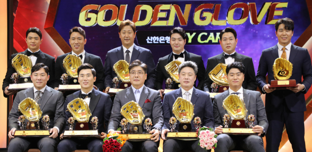 10일 KBO 골든글러브 시상식이 열린 코엑스 오디토리움에서 수상자들이 기념촬영하고 있다. 왼쪽 위부터 시계방향으로 외야수 두산 김재환, 롯데 전준우, 지명타자 롯데 이대호, 1루수 넥센 박병호, 포수 두산 양의지, 골든포토 SK 한동민, 클린베이스볼 두산 이영하, 외야수 넥센 이정후 대리수상 강병식 코치, 넥센 김하성 대리수상 코치 홍원기, 3루수 두산 허경민, 2루수 기아 안치홍. 연합뉴스