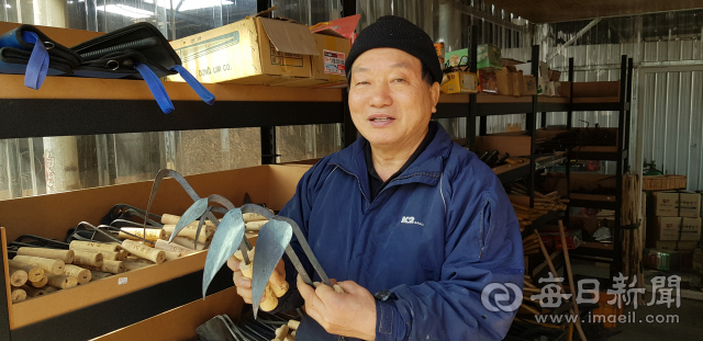 석노기 영주대장간 대표가 자신이 제작한 명품 호미를 들어 보이고 있다. 마경대 기자