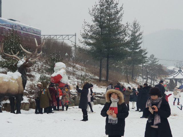 분천산타마을 찾은 관광객들이 눈 덮인 겨울 산타마을을 만끽하고 있다. 봉화군 제공