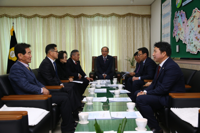의성군의회는 간담회를 열어 집행부가 제출한 주요 현안들을 협의했다. 의성군의회 제공