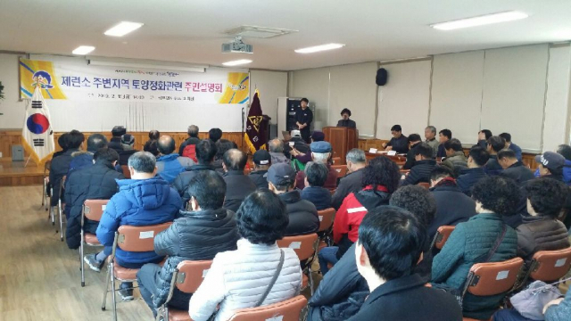 주민설명회 참석한 석포면 주민들이 15일 봉화군 영풍석포제련소 관계자로부터 토양 정화 명령과 관련된 설명을 듣고 있다. 봉화군 제공