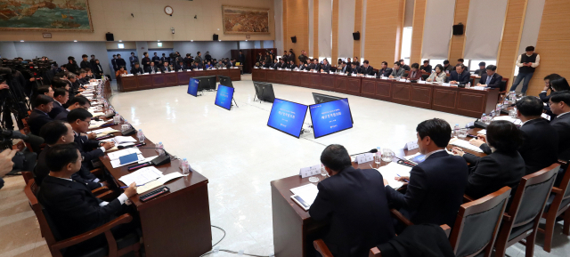 더불어민주당 이해찬 대표 등 당 지도부가 18일 오전 경남 창원시 의창구 경남도청 대회의실에서 열린 경남 예산정책협의회에 참석. 회의가 진행되고 있다. 연합뉴스
