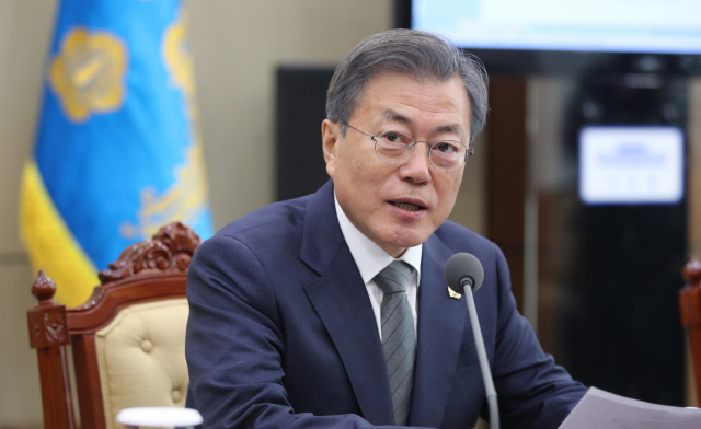 문재인 대통령이 18일 오후 청와대 여민관에서 열린 수석·보좌관 회의에서 발언하고 있다. 연합뉴스