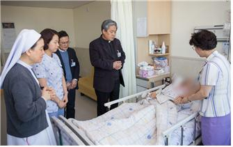 이경수 대구가톨릭대 의료원장 신부(가운데)와 성명선 간호처장 수녀(왼쪽)가 세계병장의 날을 맞아 대구가톨릭대병원 병동을 방문, 환우를 위해 기도하고 있다. 대구가톨릭대병원 제공