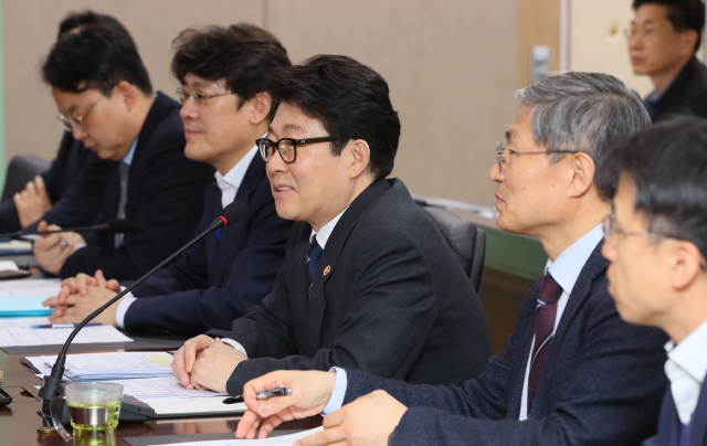 조명래 환경부 장관이 18일 세종시 정부세종청사 환경부에서 열린 