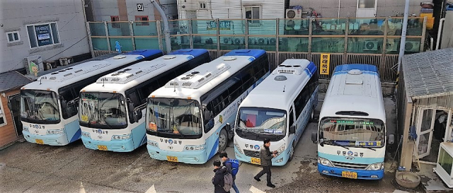 울릉읍 도동 버스정류장에서 출발을 기다리는 농어촌버스. 박기호 기자