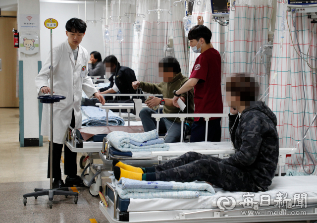 19일 오전 대구 중구 포정동 한 사우나 남탕에서 발생한 불로 부상을 입은 손님들이 곽병원 응급실로 이송돼 안정을 취하고 있다. 우태욱 기자 woo@imaeil.com